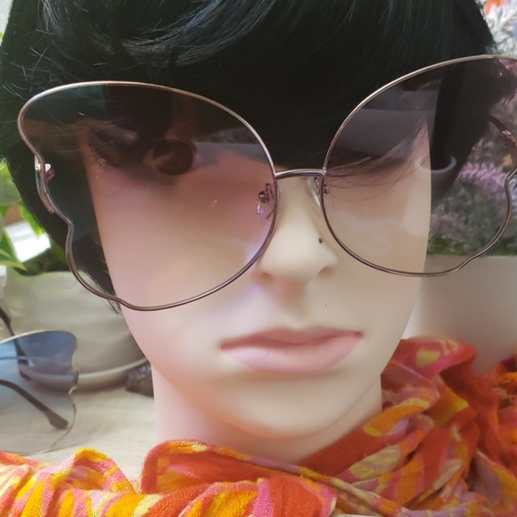 Oversized Butterfly Metal Frame Sunglasses - Picture 3 of 5